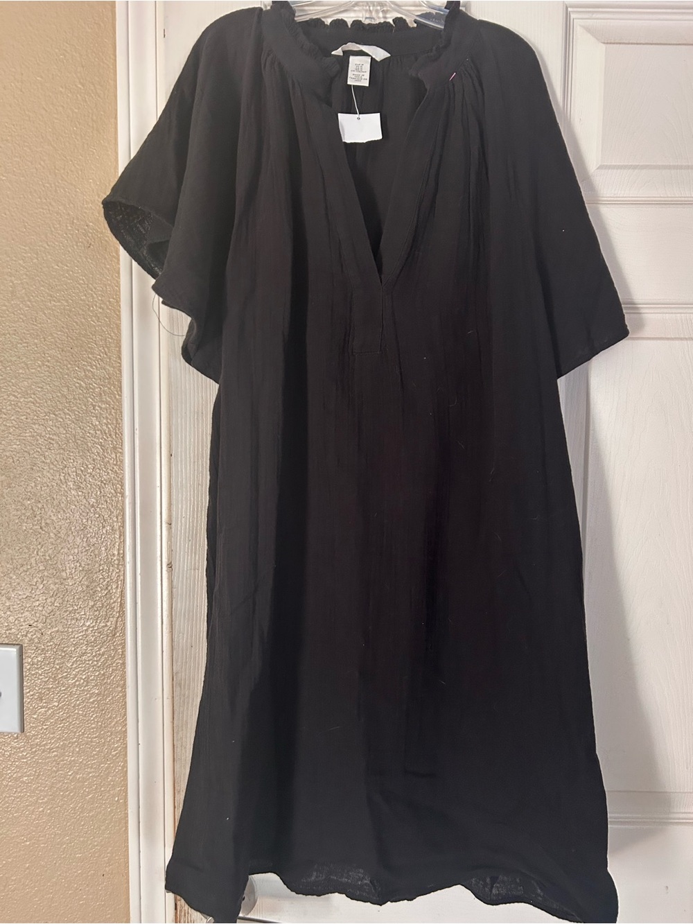 H&M Black Short Sleeve V-Neck Dress